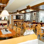 Strattnerhof Отель Frankenburg am Hausruck